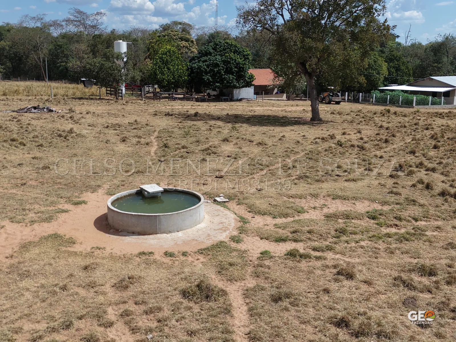 Área rural com tanque de água e construções