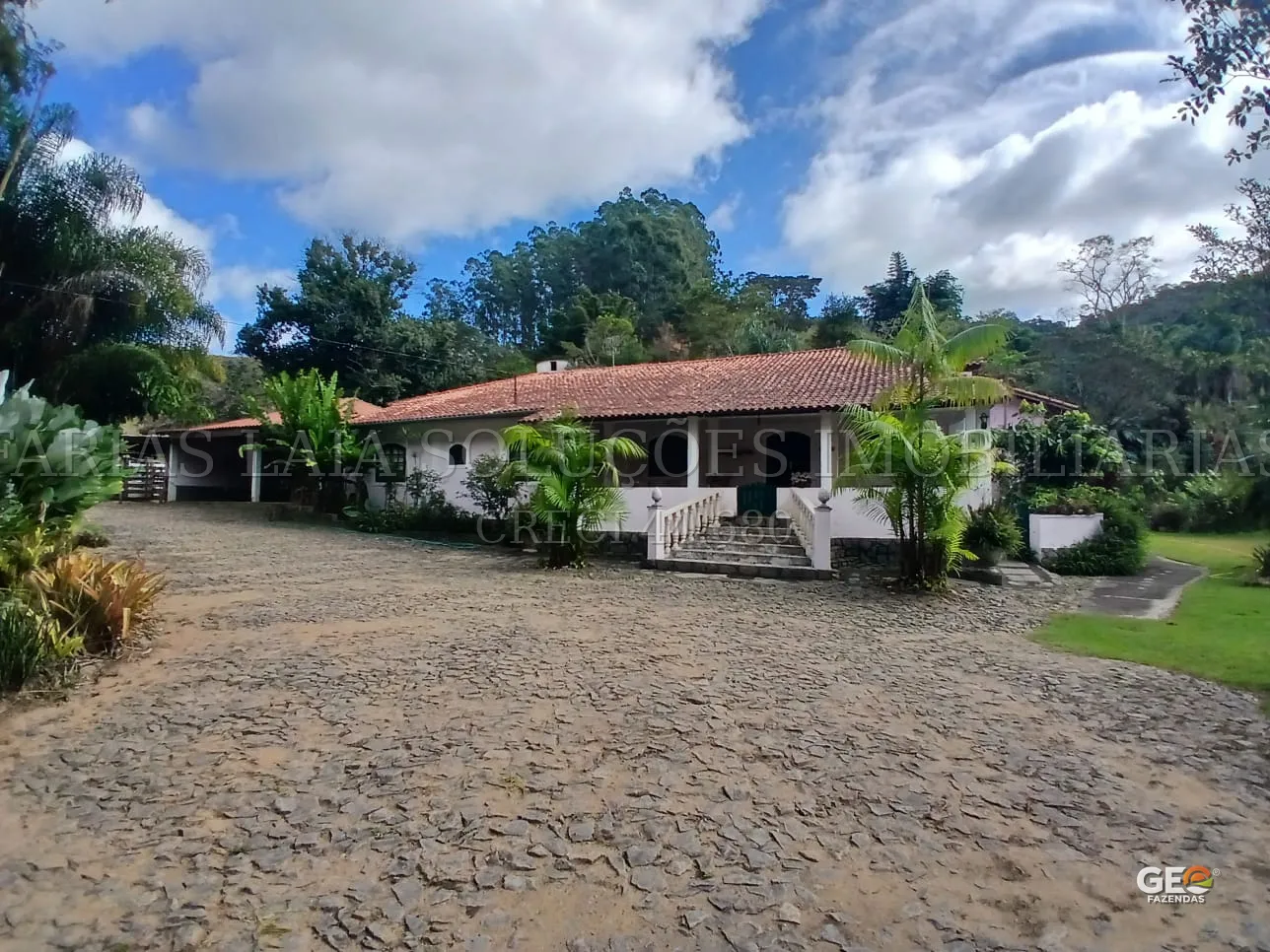 Casa rural com área externa e jardim