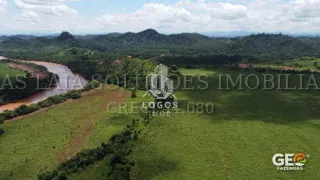 Área rural com pastagem e rio sinuoso