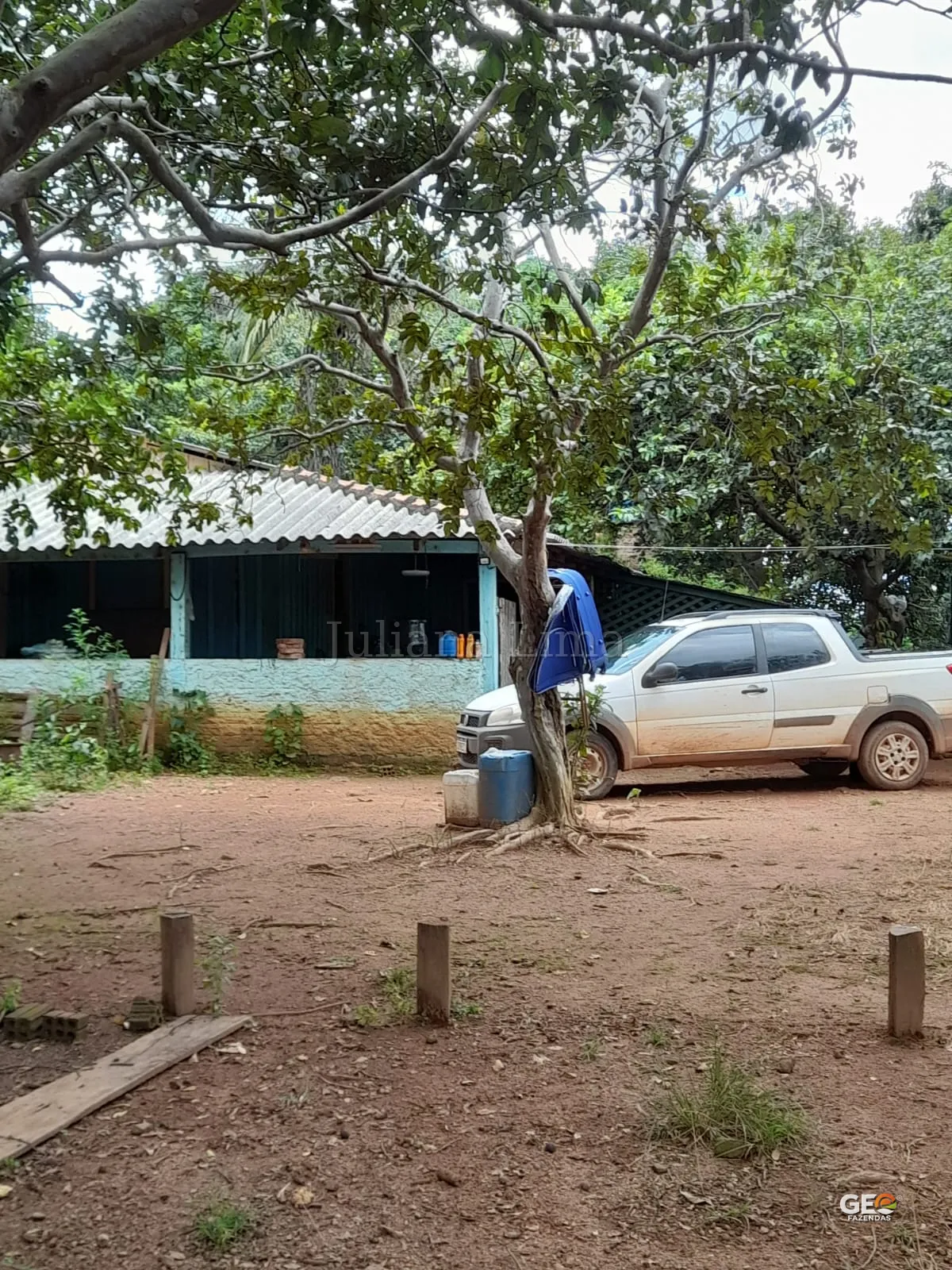 Casa simples com veículo em área rural