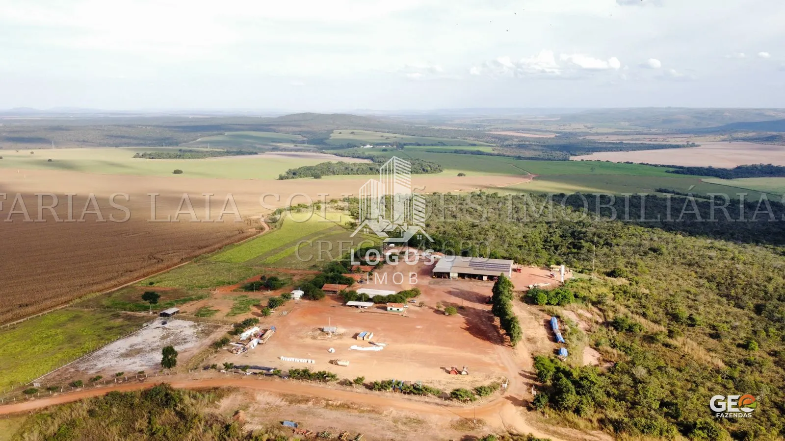 Vista aérea de fazenda com áreas agrícolas e instalações