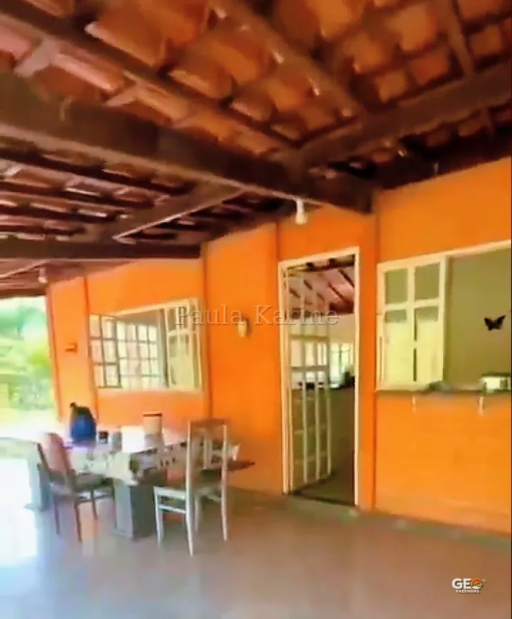Área coberta com mesa e cadeiras em sítio