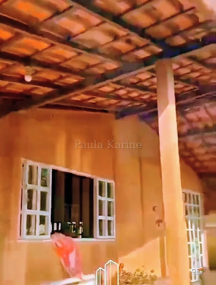 Construção com telhado de cerâmica em área rural