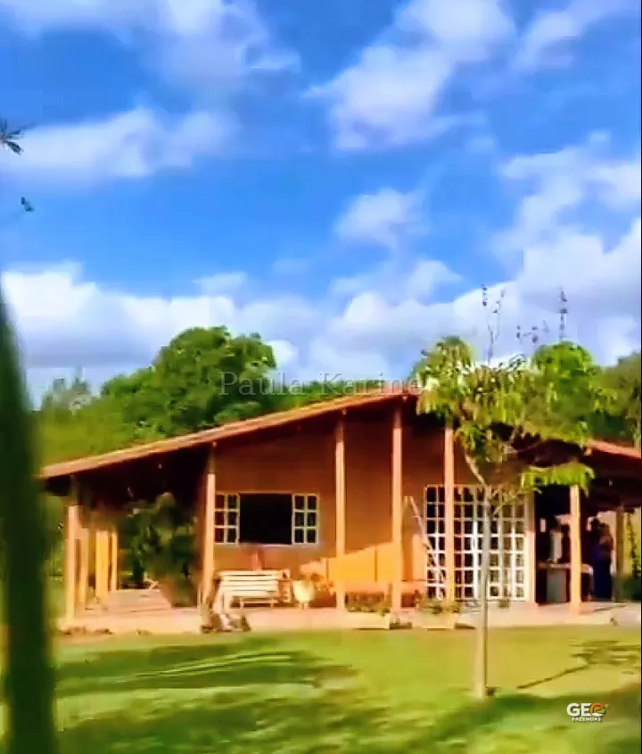 Casa de campo com área verde ao redor