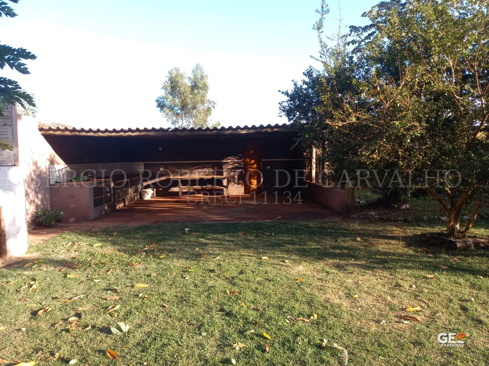 Área externa com churrasqueira e jardim