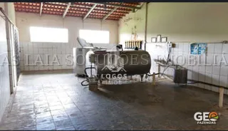 Interior de instalação rural com equipamento agrícola