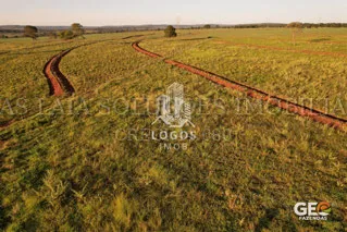 Terreno rural com trilhas de terra vermelha
