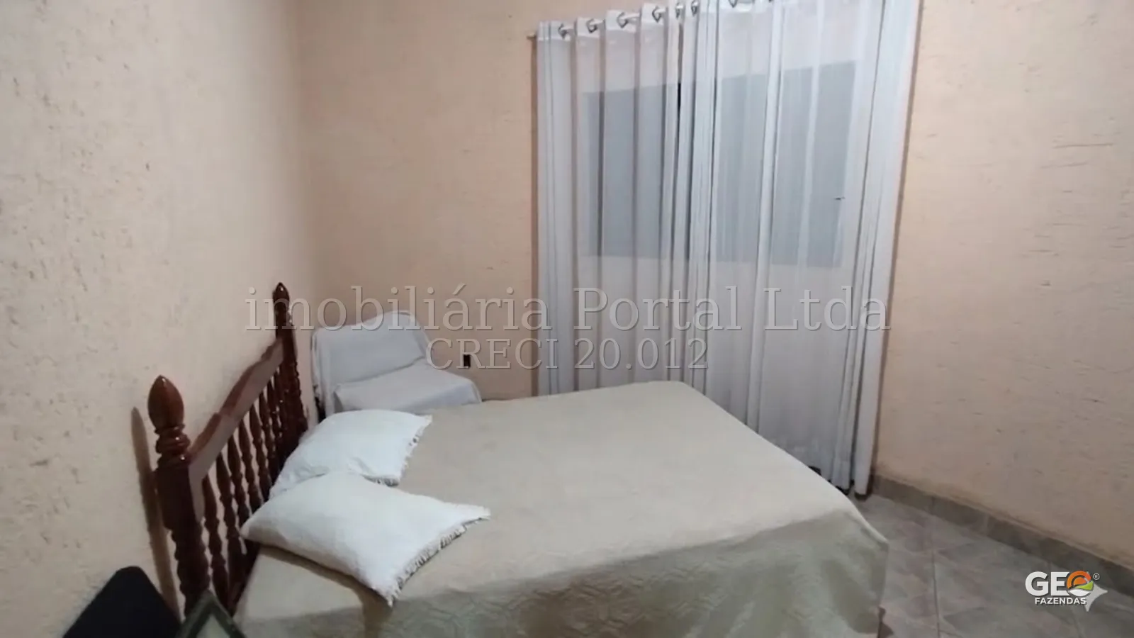 Quarto simples em propriedade rural