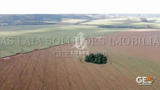 Vista aérea de fazenda com áreas cultivadas e pastagem