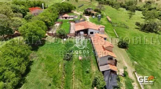 Vista aérea de propriedade rural com edificações