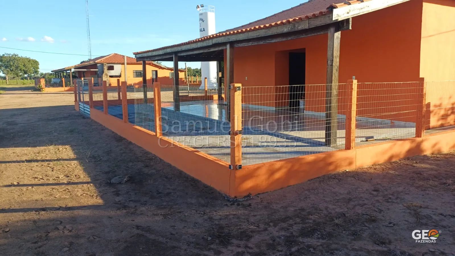 Casa rural com área externa cercada