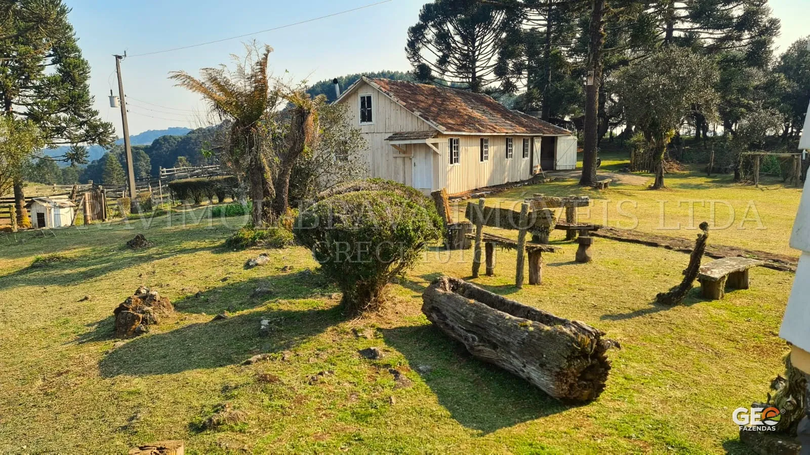 Casa rústica com área verde e mobiliário natural