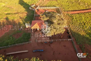 Vista aérea de propriedade rural com sede e cercas
