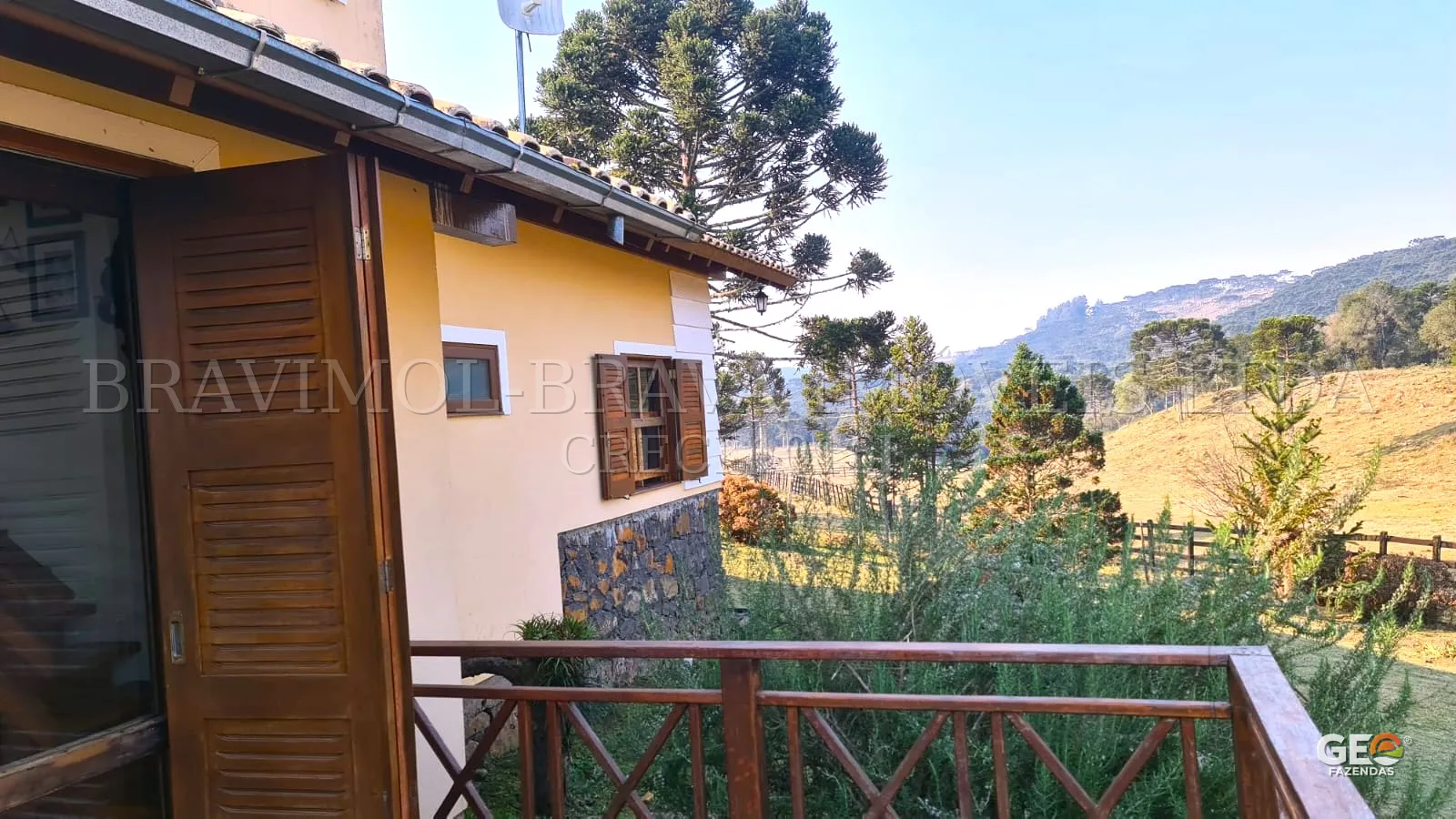 Casa rural com varanda e vista para montanhas