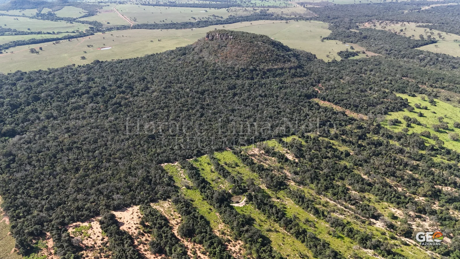 Vista aérea de área rural com morro e vegetação