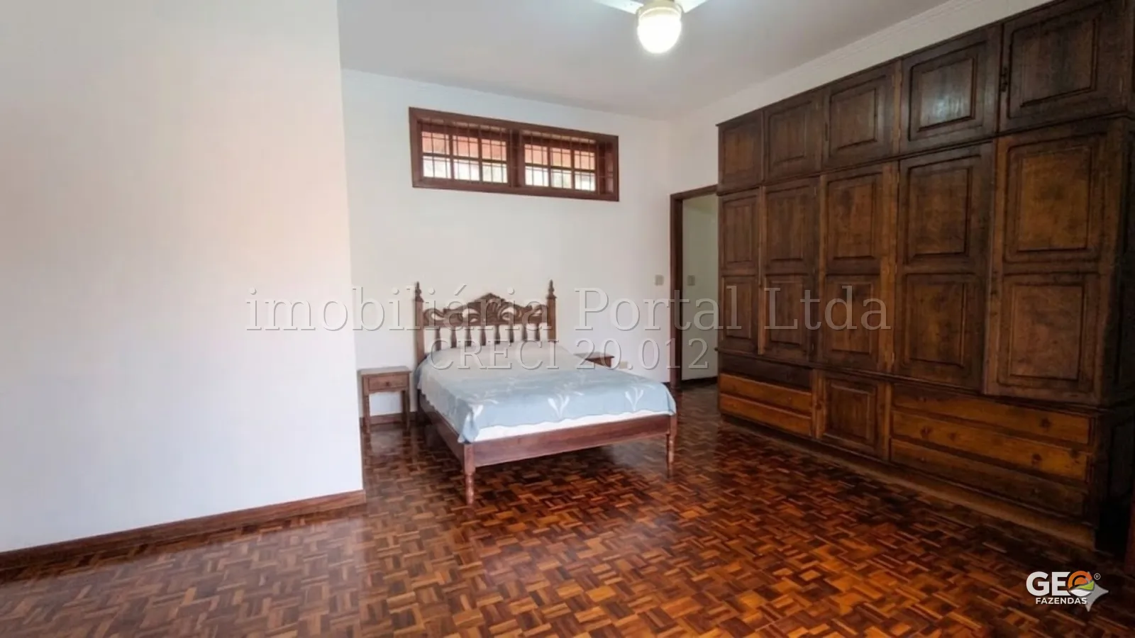 Quarto com cama e armário de madeira