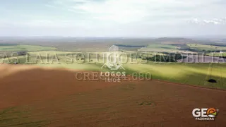 Vista aérea de grande área rural com plantações
