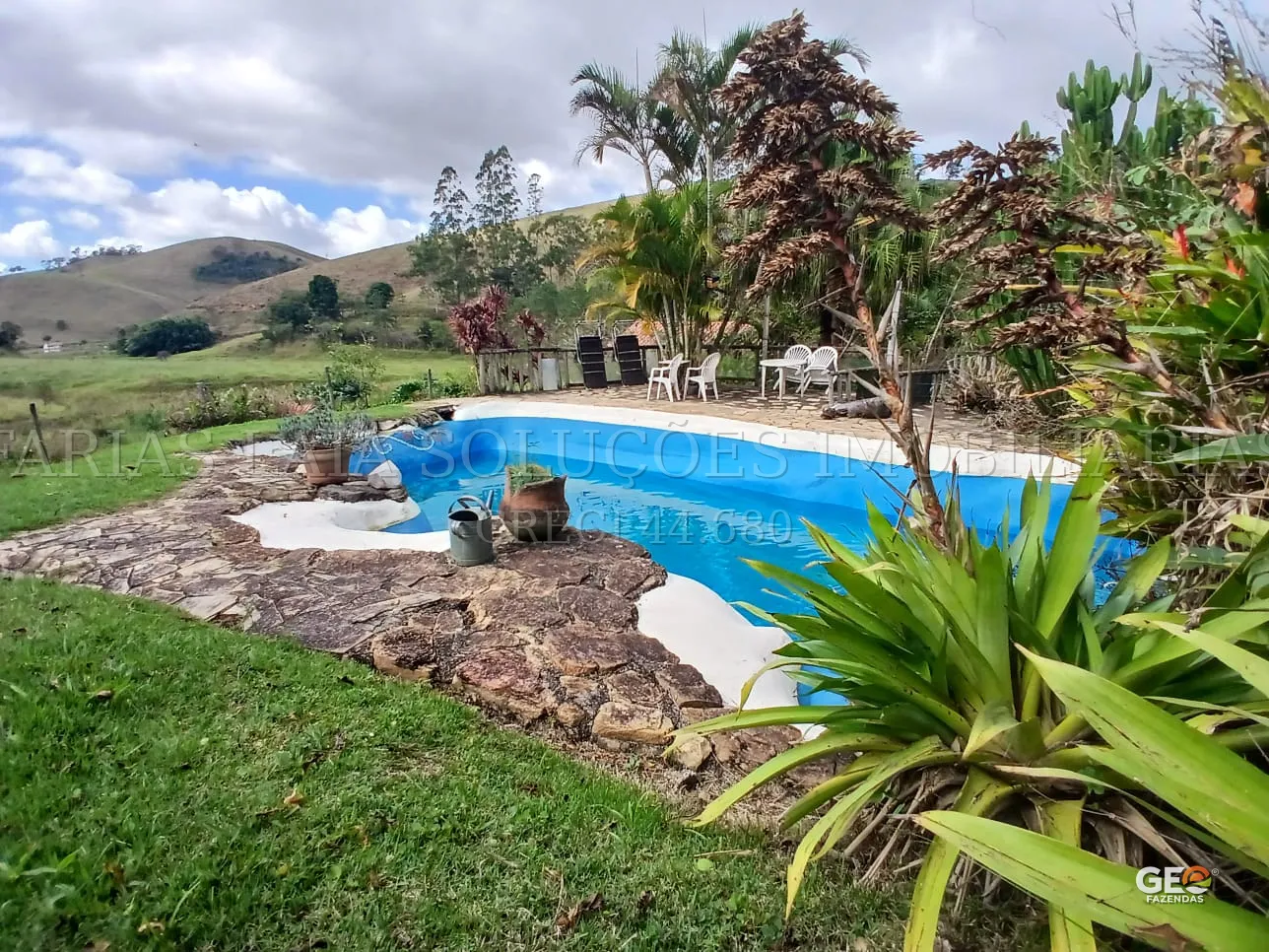 Área de lazer com piscina em propriedade rural