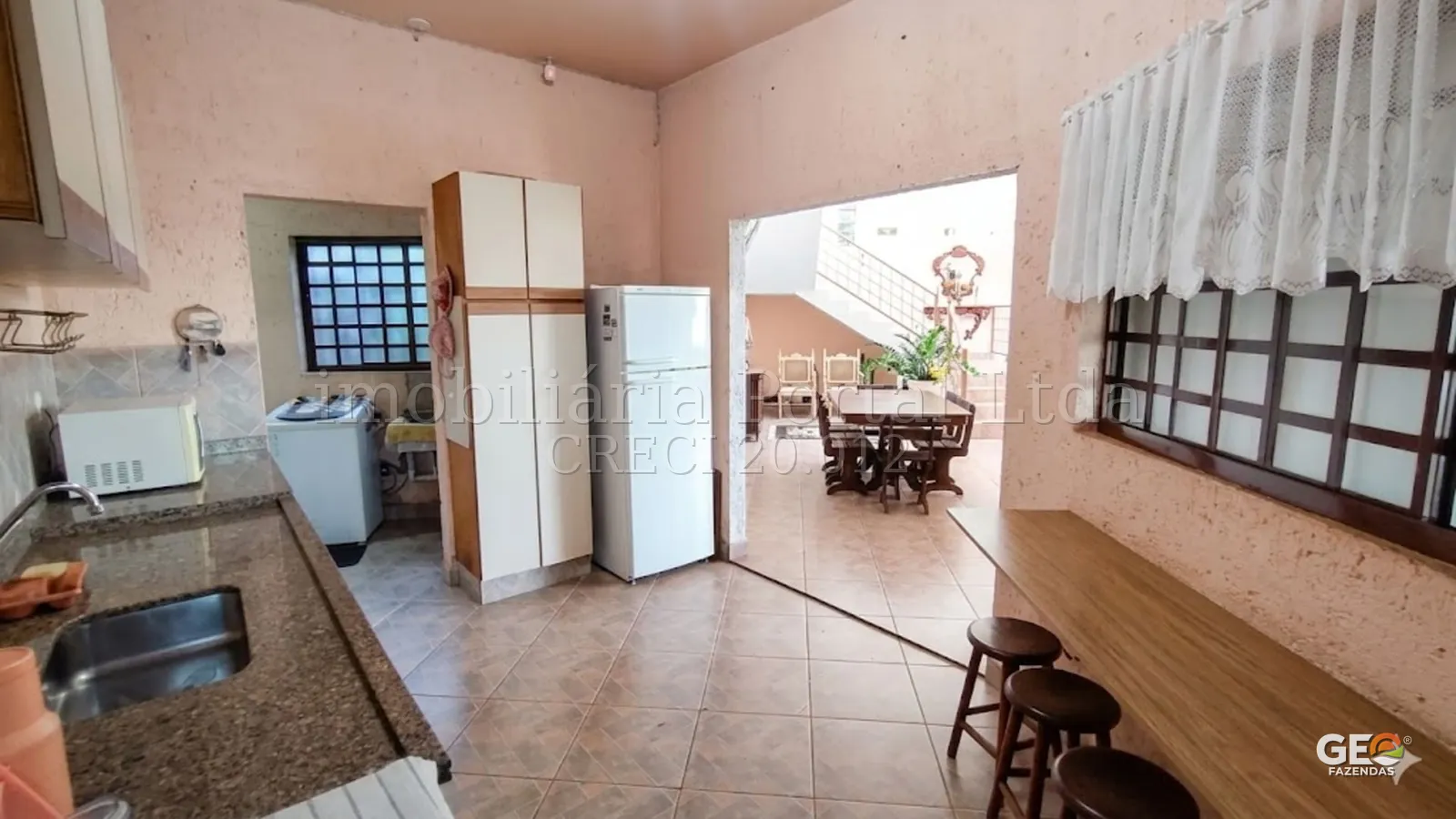 Cozinha e área de jantar em casa rural