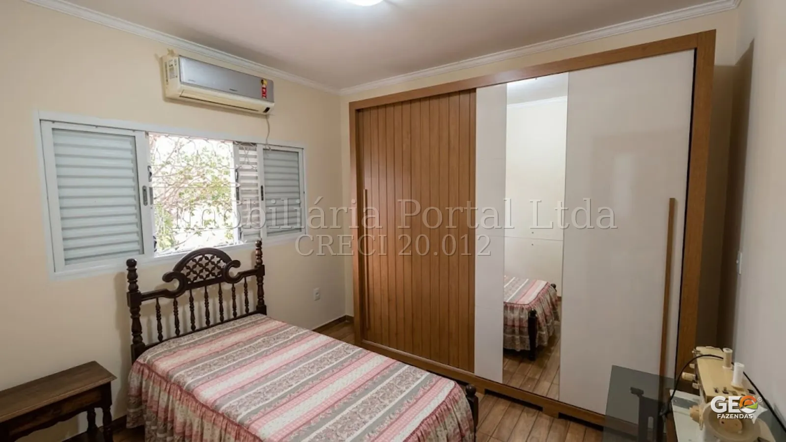 Quarto com cama e guarda-roupa em propriedade rural
