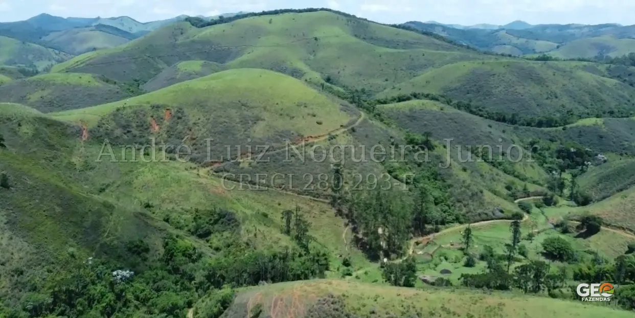 Vista aérea de área rural com morros verdes