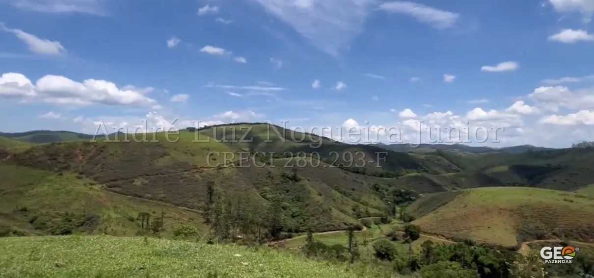 Vista panorâmica de área rural com morros verdes