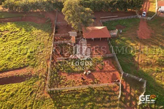 Área cercada com construções em propriedade rural