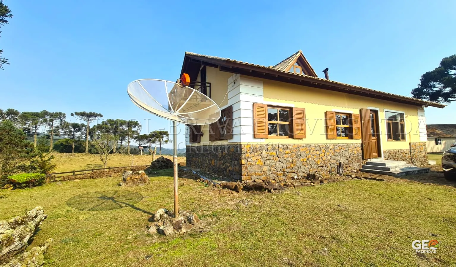 Casa rural com terreno e antena parabólica