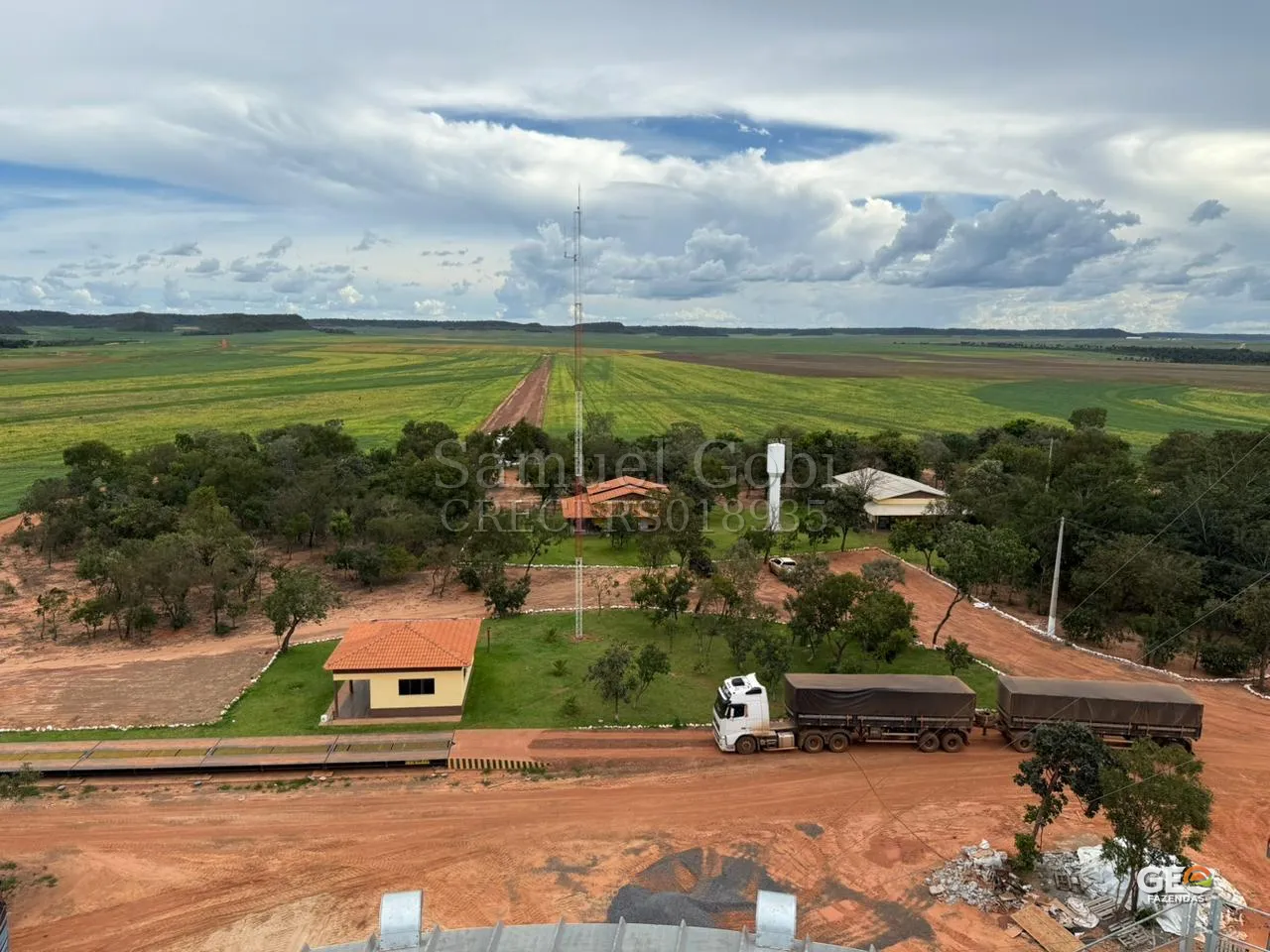 Vista aérea de fazenda com áreas agrícolas e infraestrutura