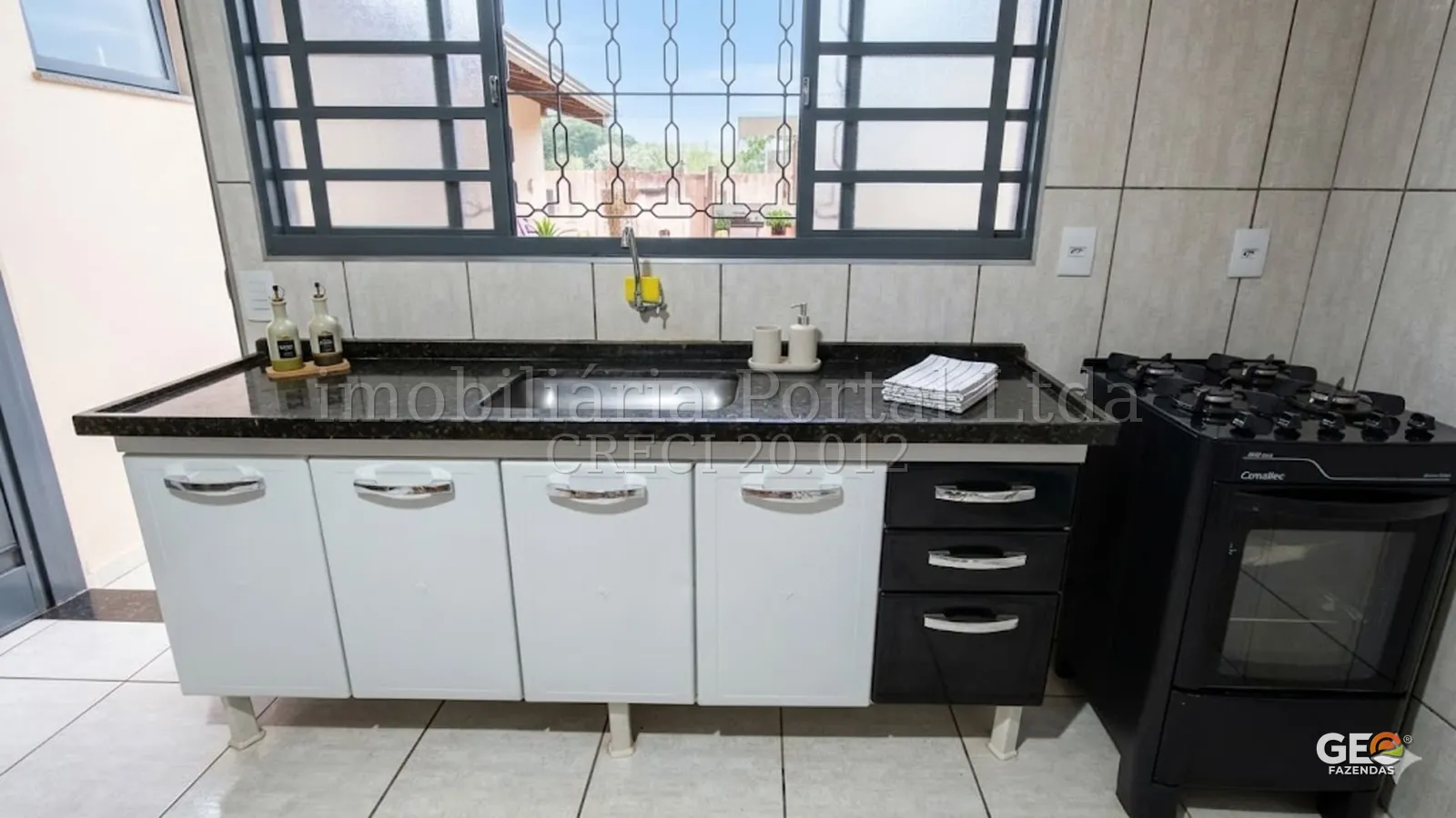 Cozinha equipada em imóvel rural