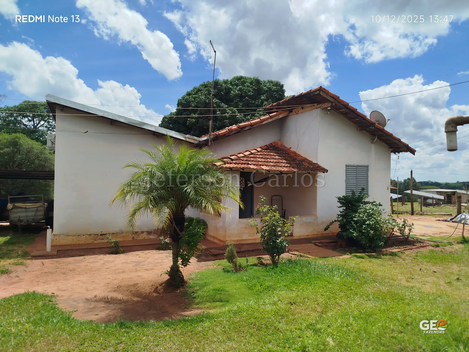 Casa simples em propriedade rural com jardim
