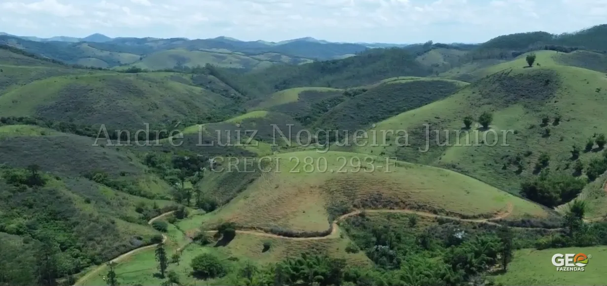 Área rural com relevo ondulado e vegetação