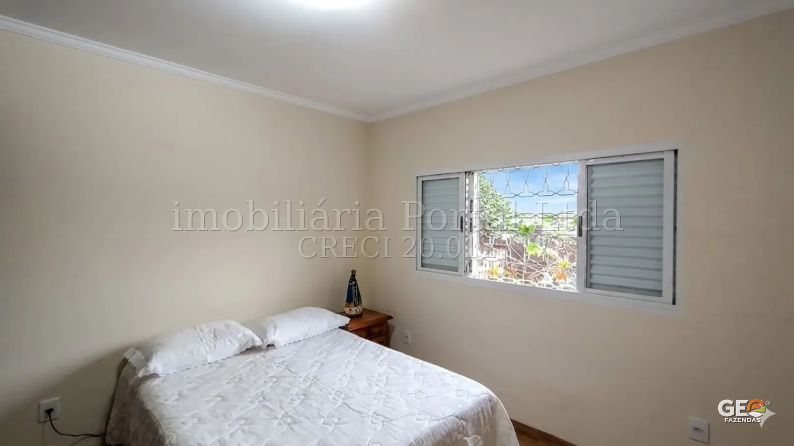 Quarto simples em imóvel rural com janela