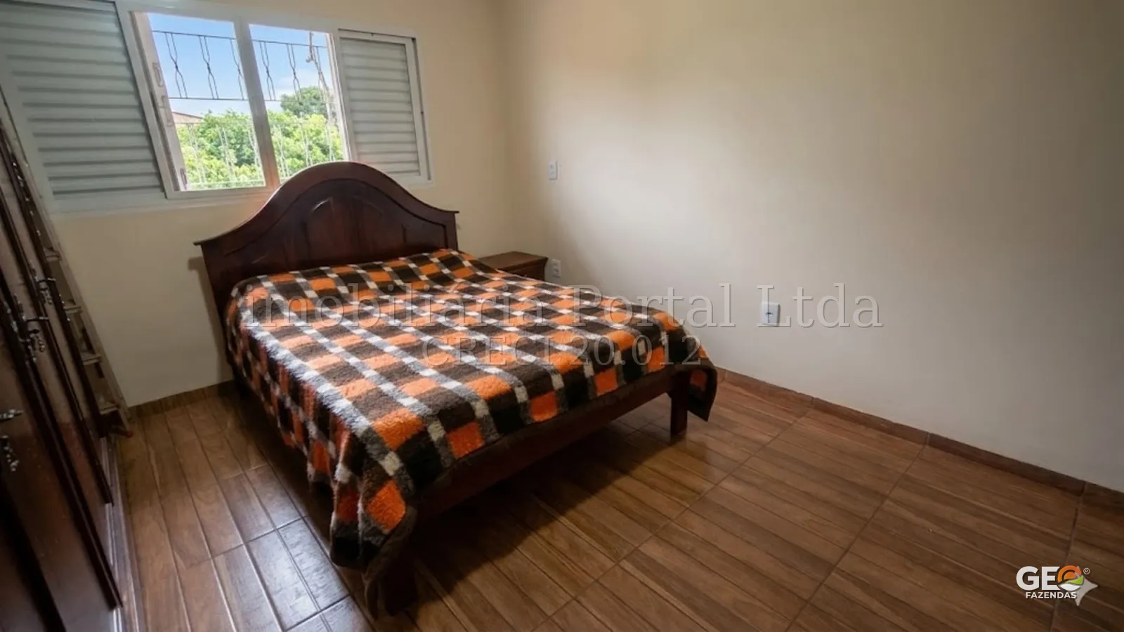 Quarto com cama e janela em propriedade rural