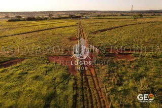 Vista aérea de terreno rural com trilha