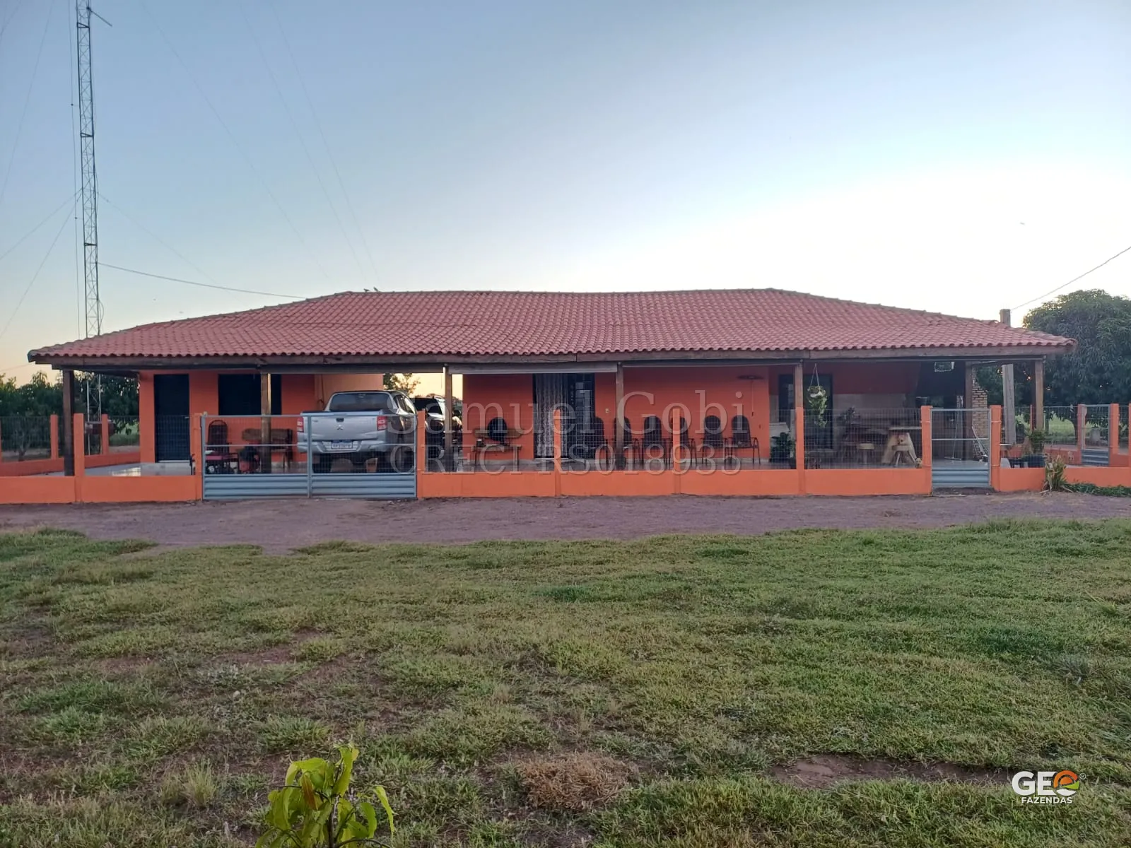 Casa rural com varanda e área cercada