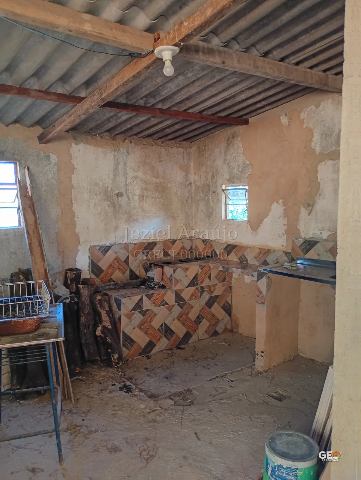 Interior rústico de cozinha em propriedade rural