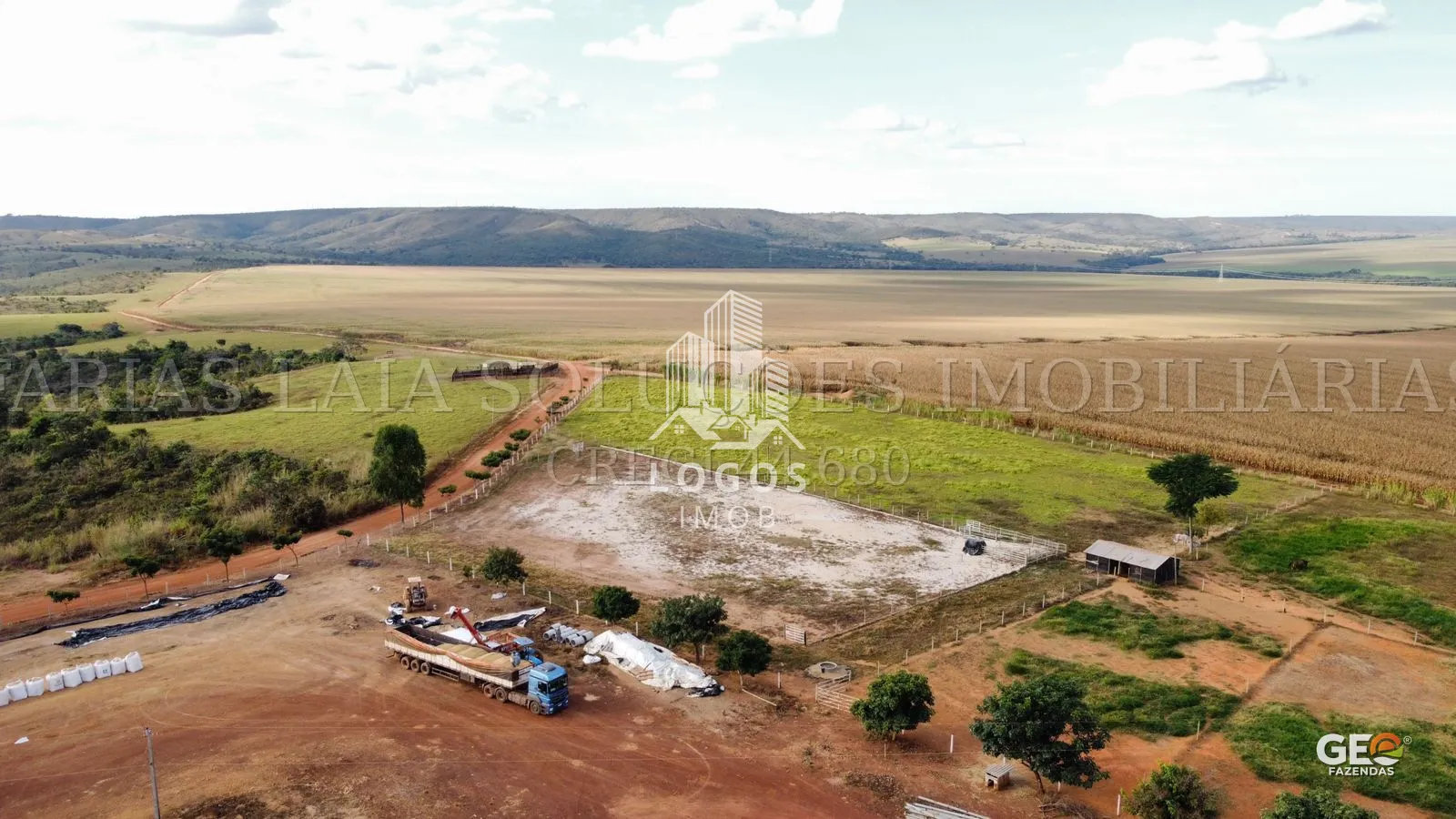 Vista aérea de fazenda com plantação e infraestrutura