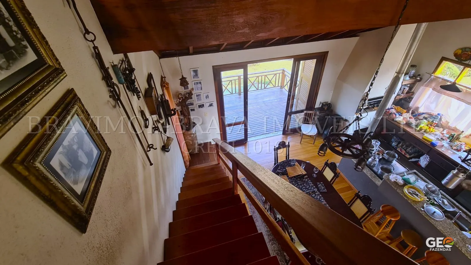 Interior de casa rústica com varanda e cozinha