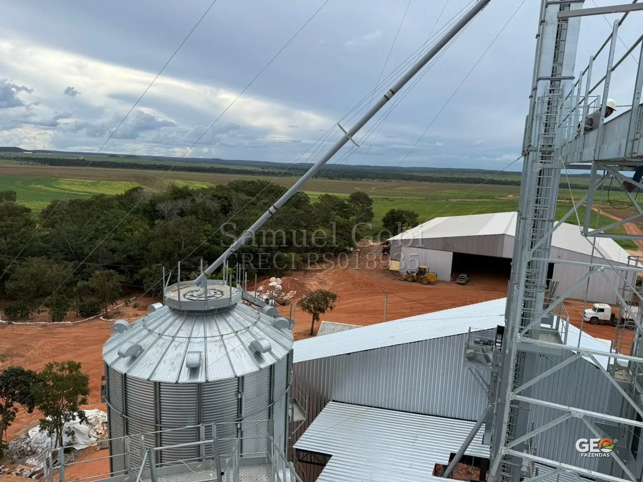 Infraestrutura agrícola com silo e galpão