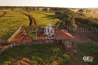 Piquete com curral e cobertura em fazenda