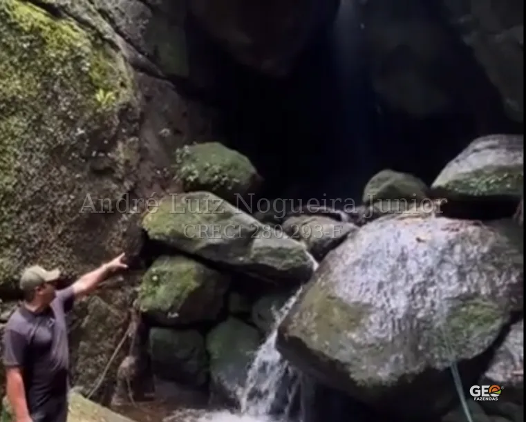 Cachoeira e pedras em área rural
