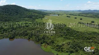 Área rural com vegetação e lagoa
