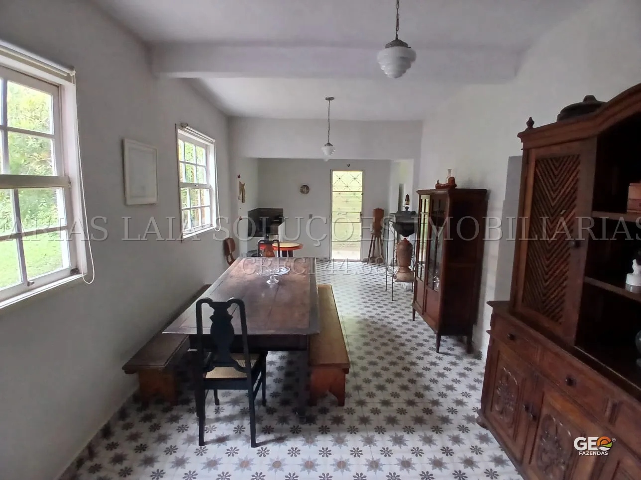 Sala de jantar rústica em imóvel rural