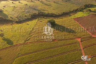 Vista aérea de área rural com pastagem e estradas