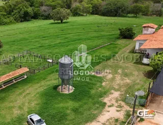 Vista aérea de fazenda com pastagem e construções