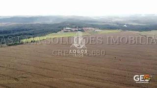 Vista aérea de fazenda com plantação extensa