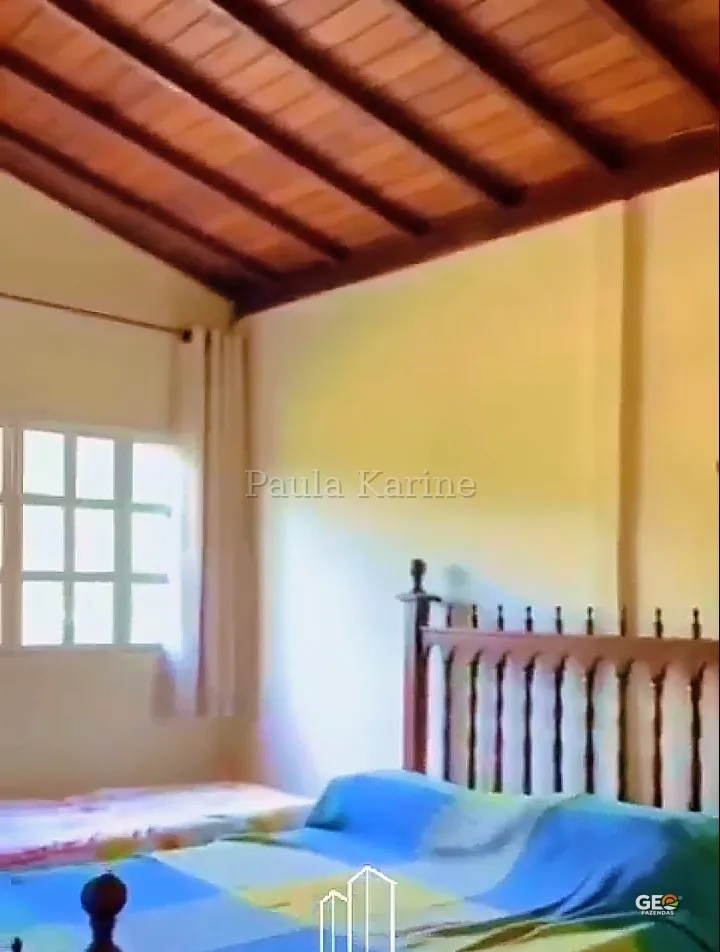 Quarto com cama de madeira em casa rural