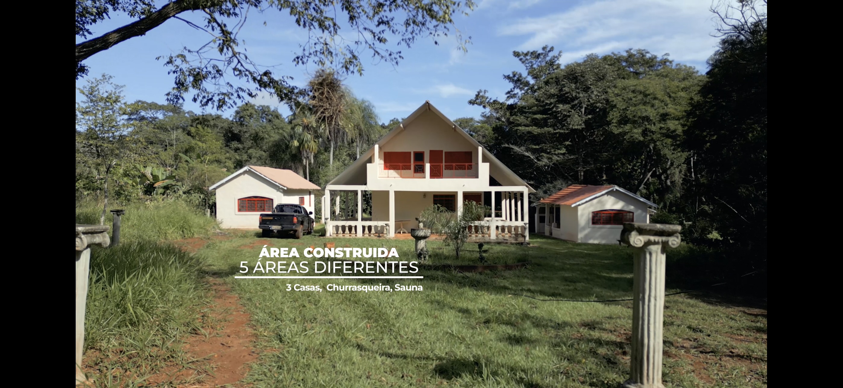 Conjunto de casas em área rural com vegetação